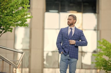 Üst düzey yönetici, politikacı. Takım elbiseli zengin adam. Dışarıda başarılı bir iş adamı. İş görüşmesinden önce şehirde başarılı bir iş adamı. İş adamının iş başarısı. Takım elbiseli bir iş adamı. Reklam..