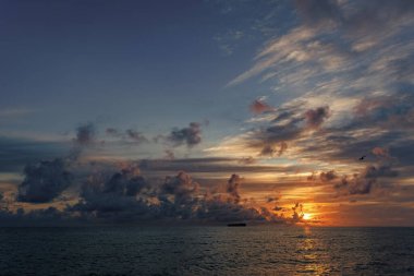Dramatik gün batımı. Okyanus sahilinde gün doğumu. Yaz tatilinde gün batımı deniz manzarası. Deniz kıyısında gün doğumu. Gün batımında deniz manzarası sakin. Deniz manzarasında romantik bir yaz tatili. Manzaralı gün batımı.