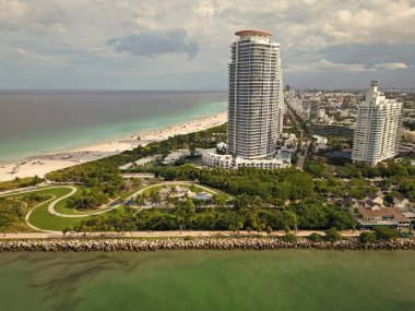 Şehrin gökdelen mimarisi ve marinası. Miami, Florida 'nın gökyüzü manzarası. Şehrin mimarisi bu işte. Şehir merkezinin silüeti. Miami 'nin silüeti. Miami güney sahili hava manzaralı. Şehir silüeti.