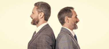 Takım elbiseli iş adamı. İş arkadaşım beyazları soyutladı. İki işadamı birlikte çalışırlar. Başarılı iş adamı meslektaşım. Meslektaşlar arasındaki iş ilişkileri. Etkili liderlik.