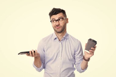 İletişim kurmak için telefonu kullanan bir adam. İletişim. İş adamı kahve molasında telefonu tutar. Patron akıllı telefon kullanıyor. İş görüşmesi. Telefonda konuştuktan sonra iş adamı. Telefon var. Cevap yok.