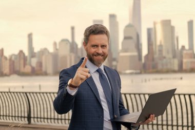 Manhattan 'ın iş adamı. Çevrimiçi çalışan İspanyol iş adamı. İşletme yöneticisi uzaktan kumanda çalışıyor. Sanal toplantı. Açık havada yenilikçi fikirlerden ilham alan serbest geliştirici.