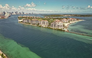 Biscayne Körfezi. Lüks şehir manzaralı Miami Marina şehir merkezi. Yaz tatili. Güney sahili havacılık şehri. Şehir manzarası. Miami plajı hava manzarası. Marina, Miami Beach, Florida USA 'de. Lüks seyahat.
