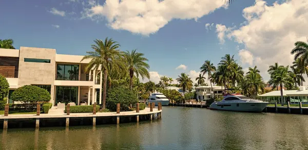 Yaz tatili. Yat teknesi. Lüks bir yatta yaz tatili. Villa ile birlikte denizde geçirdiğimiz yaz tatilinin tadını çıkarıyorum. Bir sürat teknesiyle yaz tatili. Panorama görünümü.