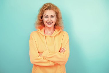 Kafkasyalı kadın ya da kız günlük tarz kapüşonlu, modaya uygun, mavi giyinmiş..