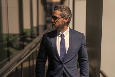 Modern cam ofisindeki iş adamı. Yakışıklı CEO 'nun portresi. Başarılı bir vizyon. Yeni fırsatlar. İş adamı ofis binası. Başarılı bir iş patronu. Takım elbiseli bir iş adamı. İş hırsı.