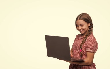 Bilgisayarda okul blogu yazıyorum. Video dersindeki öğrenci. Genç kız blog iletişimi için dizüstü bilgisayar kullanıyor. Çevrimiçi eğitimde giyin. Okula dönelim. İnternette çalış. İnternetten okul eğitimi. Boşluğu kopyala.