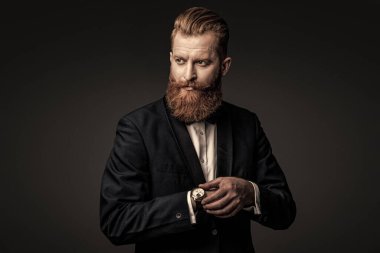 Papyonlu beyefendi toplantıya geç kaldı. Dakik adam, nöbete geç kalma zamanını kontrol ediyor. Zarif saat aksesuarı. Dakik adam gri üzerinde izole zamanı kontrol ediyor. Erkek aksesuarı. Dakiklik.