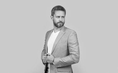 Sarı arka planda soyutlanmış, beyaz ceketli, olgun bir patron. Patron stüdyoda. Yakışıklı patronun resmi takım elbise giyiyor. Patron resmi ceket giyiyor..