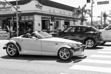 Long Beach, Kaliforniya ABD - 31 Mart 2021: Sarı Chrysler Plymouth Prowler 'ın lüks arabası.