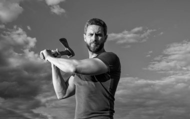 Adam baltayla tehdit ediyor. Beyaz adam, baltayı tut. Gökyüzündeki vahşi adam.