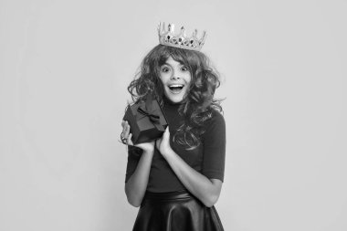 Sarı arka planda mevcut kutusuyla taç giymiş taç giymesine sevindim..