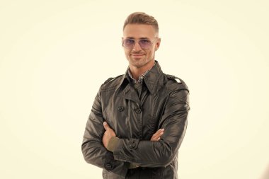 Olumlu yetişkin boz saçlı havalı adam. Grizled Man 'in stüdyo çekimi. Beyaz arka planda izole edilmiş gözlüklü yetişkin bir adam. Gri ceketli adam.