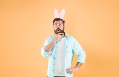 Pascha yakında. Sakallı adam tavşan kulağı takar. Hipster Pascha 'yı kutluyor. Pascha 'yı kutluyoruz. Pascha ve Paskalya sezonu. Pazar günü diriliş. İlkbahar. Tatil kutlaması.