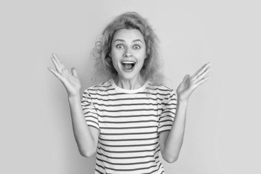 Şaşırmış kızıl saçlı kız yüzü sarı arka planda izole edilmiş. Stüdyodaki kızıl saçlı genç kızın yüzü. Yetişkin kızıl kız yüzü.