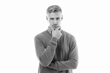 Kazaklı, ciddi bir boz adam. Grimsi adamın sakalı var. Boz adamın stüdyo çekimi. Beyaz arka planda sakallı, olgun, kır saçlı bir adam..