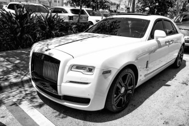 Miami Beach, Florida ABD - 14 Nisan 2021: Beyaz rulo Royce Hayalet Serisi 2 zorunlu, köşe görüş.