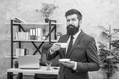 ceketli karizmatik olgun girişimci ofiste kahve molası veriyor, kahve molası veriyor..