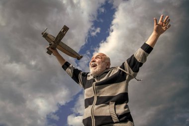 İlham. Emekli kıdemli adam. Emekli olmuş olgun bir adam. Gökyüzündeki yaşlı adam oyuncak uçağıyla dışarıda.