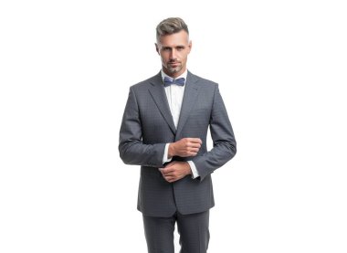 Beyaz arka planda izole edilmiş papyonlu zarif erkek garson..