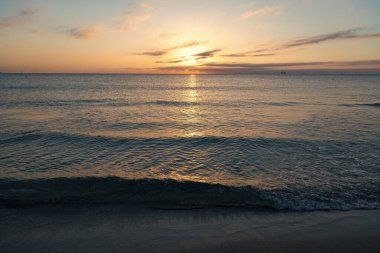 Yazın kumsalında deniz suyuyla güzel bir sabah manzarası..