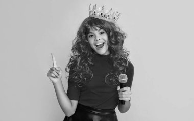 Sarı arka planda mikrofonu olan taç giyen çocuktan esinlendim..