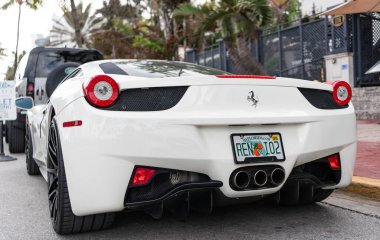 Miami, Florida, ABD - 07 Aralık 2024: 2016 Ferrari 458 Speciale spor arabası. Ferrari Speciale 'in lüks spor arabası. Ferrari Speciale 'in arabası dışarıda park edilmiş. Ferrari 458 Speciale, köşe görünümü.