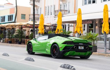 Miami, Florida, ABD - 12 Aralık 2024: 2022 Lamborghini Huracan EVO üstü açık spor araba. Spor araba yeşil Lamborghini Huracan EVO. Lamborghini Huracan 'ın yeşil arabası..