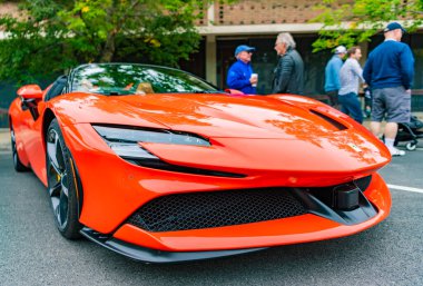 Chicago, Illinois - 29 Eylül 2024 Ferrari sf90 stradale sarı renk. Ferrari SF90 Stradale sokağa park etmiş. Ön manzara. Lüks Ferrari sf90 Stradale Chicago 'da