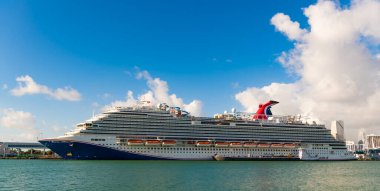 Miami, Florida, ABD - 03 Kasım 2024: Gemi turu ve deniz yolculuğu. Miami sahil limanında gemi. Karnaval Horizon yolcu gemisi yolculuğu. Yaz tatilinde gemi turu. Karnaval Gemi Gemisi.