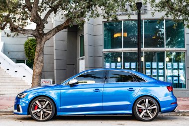 Miami, Florida, ABD - 05 Aralık 2024 Audi RS3 Sport Hatchback otomobili. Audi RS3 'ün lüks arabası. Audi RS3 'ün arabası dışarıda park edilmiş. Audi RS3 mavi renk, kenar görünüm.