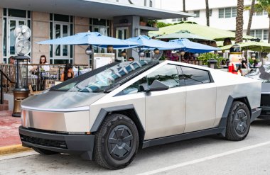 Miami, Florida, ABD - 06 Aralık 2024 Tesla Cybertruck elektrikli kamyonet vagonu. Tesla Cybertruck 'ın elektrikli arabası. Tesla Cybertruck 'ın arabası dışarıda park edilmiş. Tesla Cybertruck, köşe manzaralı..