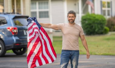 Ulusal bayrak. Bağımsızlık Günü. Bağımsızlık Günü için Amerikan Bayrağı ya da 4 Temmuz. Adam Amerikan bayrağını dışarıda tutuyor. Vatanseverlik sembolü olan bir vatansever. Amerikan bağımsızlığı. Özgürlük Günü.