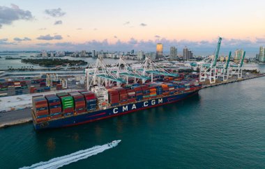 Miami, Florida - 11 Şubat 2025: ihracat ve ithalat. Miami Limanı. Kargo gemisi Miami 'de konteynırla dolu, anten. Nakliye konteynırı. Kargo konteynırlı Miami hava limanı. Kargo teslimatı.