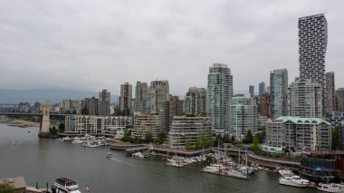 Vancouver, Kanada - 29 Mayıs 2019: False Creek Limanı ve City Skyline. Vancouver 'daki sahte dere manzarası. Yat ve tekne limana yanaştı. Skyline şehir manzarası. Yat limanında teknesi olan Kanada.