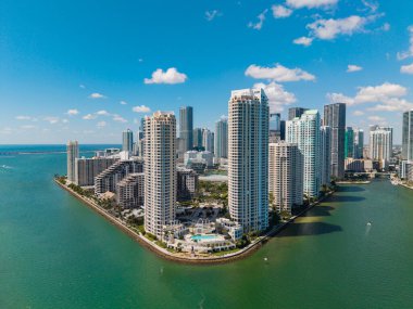 Miami şehrinin ufuk çizgisi Brickell anahtarı. Miami şehir merkezinde. Gökdelen binası. Şehir merkezindeki şehir manzarası. Şehir mimarisi. Miami şehir merkezi silueti. Miami gökdelen şehir manzarası.