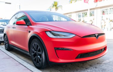 Miami, Florida, ABD - 06 Aralık 2024: Tesla X elektrikli geçiş aracı. Tesla X tipi elektrikli araba. Tesla X 'in arabası dışarıda park edilmiş. Elektrik Tesla X, köşe görünümü.