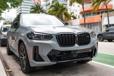 Miami, Florida, ABD - 12 Aralık 2024 Gri BMW X3 M40i çapraz arabası. BMW X3 M40i tipi lüks bir araba. BMW X3 'ün arabası dışarıda park edilmiş. BMW X3, köşe görünümü.