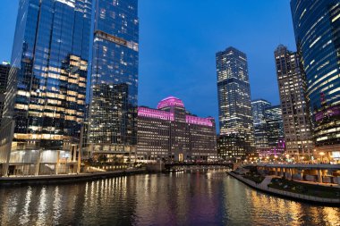Chicago gökdelen binasının gece manzarası. Chicago gökdelenin mimarisi. Şehir gecesi aydınlatılmış bina. Gökdelen şehir manzarası. Chicago 'nun gece şehri. İş şehri.