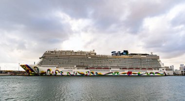 Miami, Florida, ABD - 4 Kasım 2024 Yaz Tatili Seyahati. Norveçli gemi şirketi. Gemi turu ve deniz seyahati. NCLH gemisi. Norveççe Tekrar Yolcu Gemisi Yolculuğu.