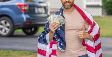 Enflasyon konsepti. Amerikan vergi politikası. Kesik gözlü adam ve Amerikan bayrağı. Amerika 'da vergi ödemek. Katma değer vergisi. Vergi sistemi. Kopya uzayında vatansever bir adam. Amerikan bayrağı ve dolar parası olan adam..