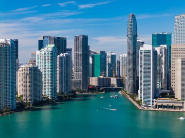 Brickell Miami şehir merkezinde. Miami şehir merkezinde, Florida 'da panoramik modern mimari. Miami ufuk çizgisi panoramik manzara. Brickell Key, ABD 'de gökdelenli şehir manzarası.