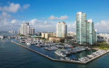 Yazın lüks bir yat gezisi. Miami limanına yanaşmış bir yat. Marina lüks şehir manzarası. Yatı olan liman. Yat marinası. Lüks yat kiralama. Miami limanı marinası.