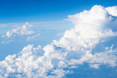 Bulutlu mavi gökyüzünün güzel manzarası. Parçalı bulutlu. Arka plan bulutu yazı. Bulutlu yaz. Gün batımında gökyüzü bulutsuz. Bulutlu doğal gökyüzü.