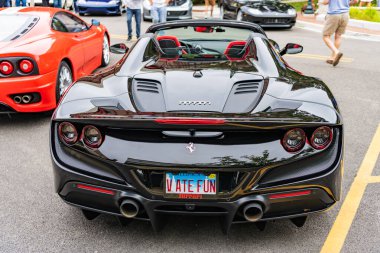 Chicago, Illinois - 29 Eylül 2024: Ferrari F8 Spider veya Tributo siyah rengi. Ferrari F8 Spider ya da Haraççı sokağa park etmiş. Arkadan bak. Lüks Ferrari F8 Örümcek ya da Chicago 'daki haraç
