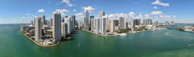 Şehir merkezindeki panoramik şehir manzarası. Şehir mimarisi silüeti. Miami ufuk çizgisi manzarası. Miami gökdelen şehri. Brickell Key 'in panoramik silueti. Miami şehir merkezi panoraması. Modern şehir.