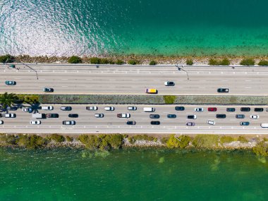Liman Koyu Adaları 'nı Miami' ye bağlayan yol. Geçidin üst hava manzarası. Key Biscayne Köprüsü. Arabalar geçerken köprü çiz. Broad Causeway Köprüsü Biscayne Körfezi boyunca uzanır..