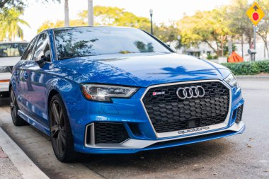 Miami, Florida, ABD - 05 Aralık 2024 Audi RS3 Sport Hatchback otomobili. Audi RS3 'ün lüks arabası. Audi RS3 'ün arabası dışarıda park edilmiş. Audi RS3 mavi renk, köşe görünümü.