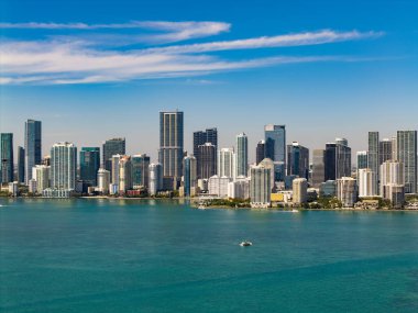 Gökdelen mimarisi olan Brickell Skyline. Şehir silüeti. Rıhtım şehri. Florida, Brickell Key 'den Miami' ye. Şehir merkezinde bir gökdelen. Şehir manzarası silüeti. Miami 'deki Brickell binası..