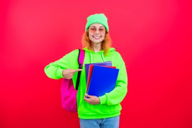 Okula dönelim. Bilgi toplama günü. Üniversitede eğitim. Pembe üzerine izole edilmiş genç bir kız. 1 Eylül. Bilgi ve eğitim. Okul eğitimi. Öğrenci hayatı. Üniversitedeki kız öğrenci. İşaret parmağı.